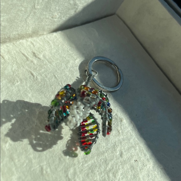 🌸 Handmade Beaded Flower Keychain – Colorful Wire & Seed Beads - Picture 4 of 7